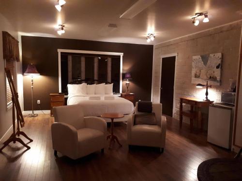圣费利西安德博杰思宾馆的酒店客房带一张床、一张桌子和椅子