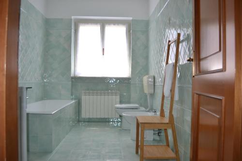 维纳利亚瑞勒A Pochi Passi的带浴缸、卫生间和盥洗盆的浴室