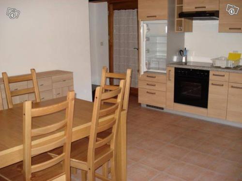 Brontallo鲁斯蒂科极光酒店的厨房配有木桌和椅子