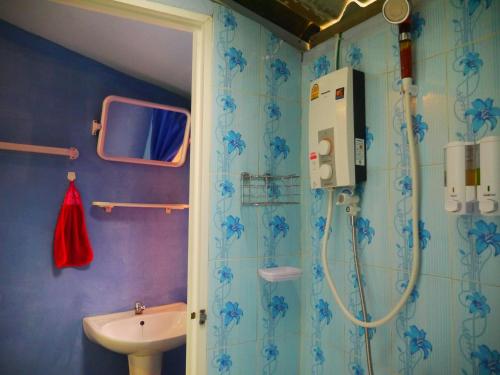 库德岛马塔旅馆的带淋浴和盥洗盆的浴室
