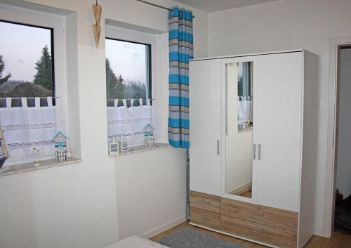 LütowFerienwohnungen Luetow USE 3100的一间白色橱柜和窗户的浴室