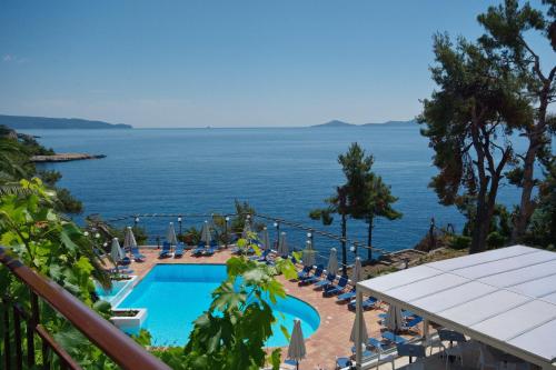 帕蒂迪里奥天堂酒店的享有游泳池和大海的景色