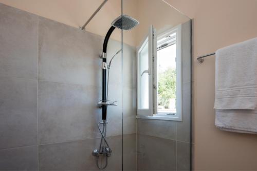 卡西奥皮Artheo Hotel的带淋浴的浴室,带窗户