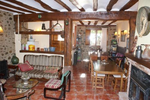 Ojacastro乌雅拉乡村民宿的客厅配有沙发和桌子
