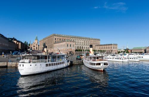 斯德哥尔摩汉密尔顿夫人公寓式酒店的两艘船停靠在港口的水中