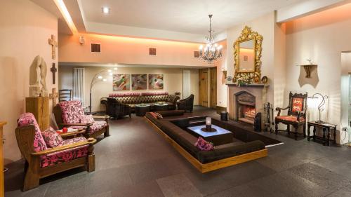 班克内克Glenskirlie Castle Hotel的带沙发和壁炉的大型客厅
