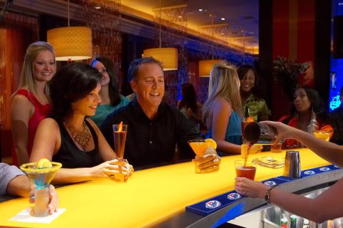 什里夫波特Bally's Shreveport Casino & Hotel的一群坐在酒吧里的人