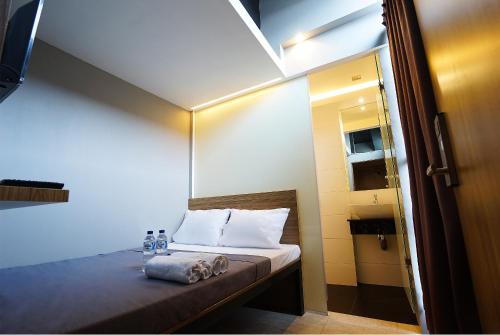 棉兰瓜拉纳穆莱夫利酒店的小房间设有一张带倾斜天花板的床