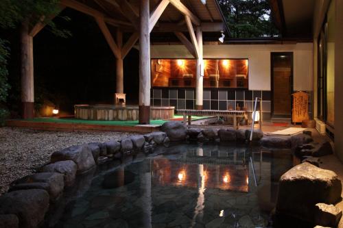 箱根汤本富士屋酒店的夜间在房子前面的游泳池
