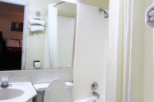 查塔努加卡萨德汽车旅馆 - 查塔努加的一间带卫生间、水槽和镜子的浴室