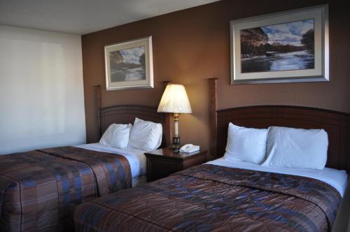 拉伯克雷德尔汽车旅馆的酒店客房,设有两张床和一盏灯