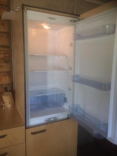 奥泰佩奥莎普克玛雅度假屋的厨房里空着冰箱,门开