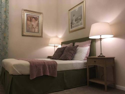 杜布罗夫尼克杜布罗夫尼克阿尔特纳迪夫酒店的一间卧室配有一张带两盏灯的床。