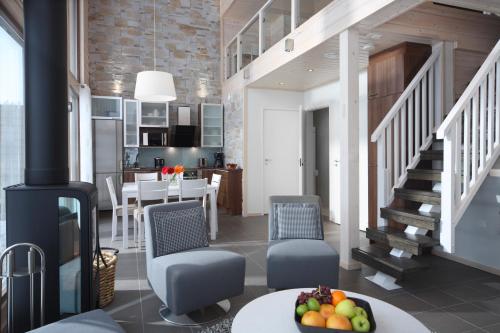 耶姆赛西莫斯假日俱乐部公寓的厨房以及带楼梯和水果桌的客厅。