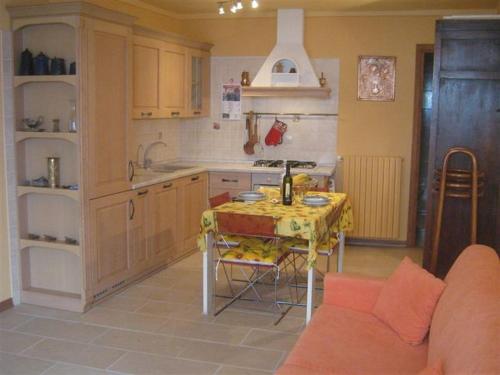 卡尼洛瑞维拉Il Pergolato的厨房配有桌子、水槽和沙发