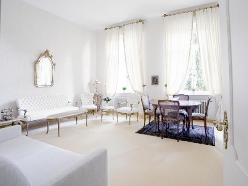 巴登-巴登Royal Apartment City Center Baden-Baden的客厅配有白色家具和桌子