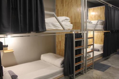 曼谷埃卡奈克旅舍的一间房间,设有三张双层床