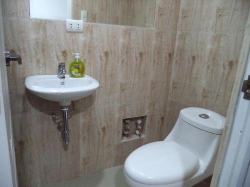 库斯科Gringo's Wasi的浴室配有白色卫生间和盥洗盆。