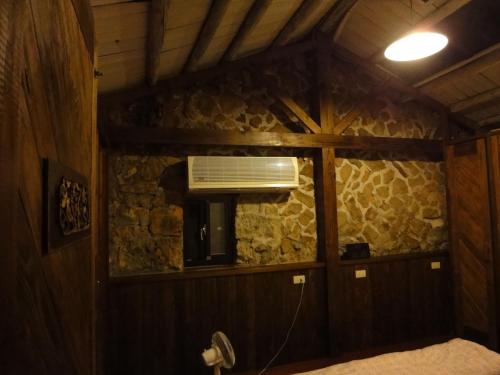 九份九份宁静海芳疗民宿 的一间配有空调的石墙客房