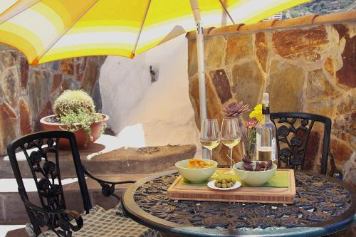 JuncalilloCasa-Cueva Villa Alta的一张桌子,上面有盘子和一把雨伞