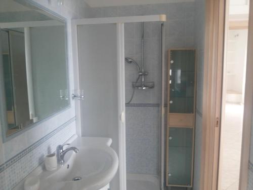 奥斯图尼Attico Ostuni的白色的浴室设有水槽和淋浴。