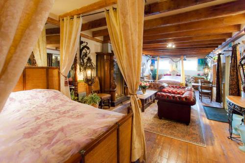 登博斯CubaCasa的一间卧室设有一张床和一间客厅。