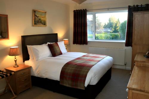 弗利特多克海滩旅馆的一间卧室设有一张大床和一个窗户。