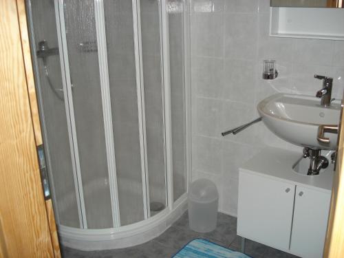 Brontallo太平洋乡村公寓的带淋浴和盥洗盆的浴室