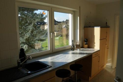 贝尔恩卡斯特尔-库斯Burgblick的一个带水槽和大窗户的厨房