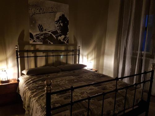 亚历山德里亚Saint George's House的卧室配有一张壁挂式海报的床