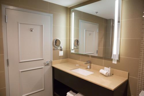 纽约门户贝斯特韦斯特普瑞米尔酒店的一间浴室