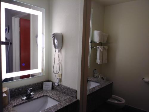 柯林斯堡柯林斯堡品质套房酒店的浴室设有2个水槽、镜子和卫生间。