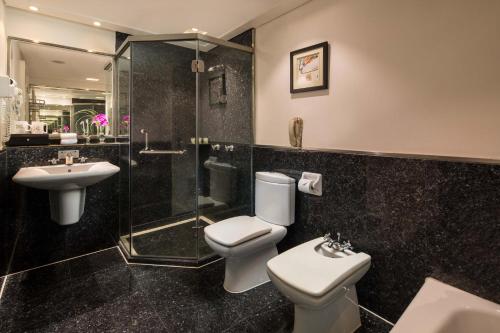 温州温州华侨饭店的浴室配有卫生间、盥洗盆和淋浴。