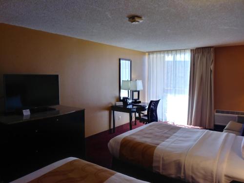 柯林斯堡柯林斯堡品质套房酒店的酒店客房设有两张床和一张书桌及电视