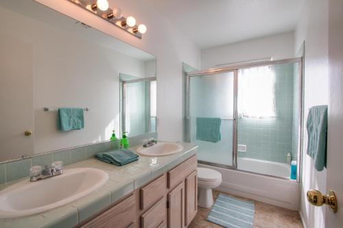拉斯维加斯Red Rock Vacation Villa的浴室设有2个水槽、卫生间和镜子。