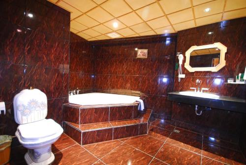 高雄凯罗艺术饭店 的带浴缸、卫生间和盥洗盆的浴室