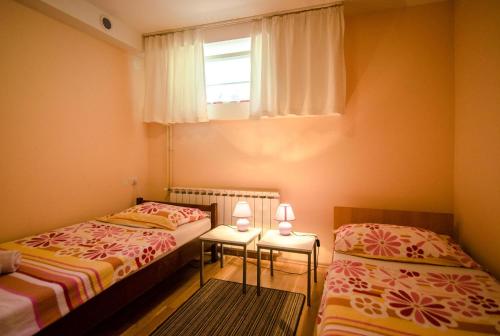 Apartment & Rooms Miboti客房内的一张或多张床位
