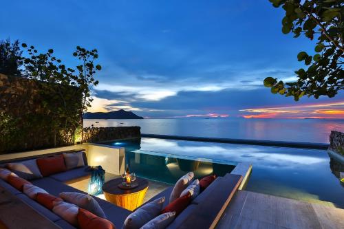 纳仲天U Pattaya的一个带沙发的游泳池,享有海景