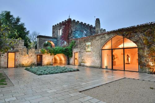 曼杜里亚Masseria Li Reni的享有带庭院的建筑外部景色