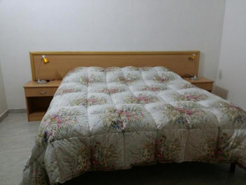 维耶斯泰Residence Polidoro的一间卧室配有床,床上装有被子