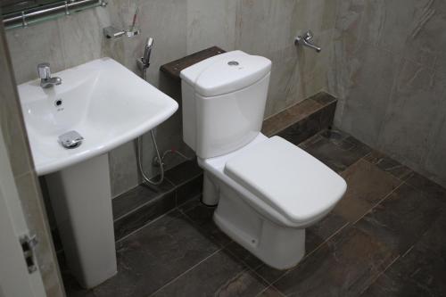 拉特纳普勒Gem Field Rest的浴室配有白色卫生间和盥洗盆。