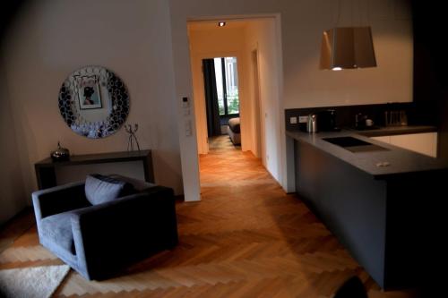 柏林别样特色公寓的带沙发的客厅和厨房