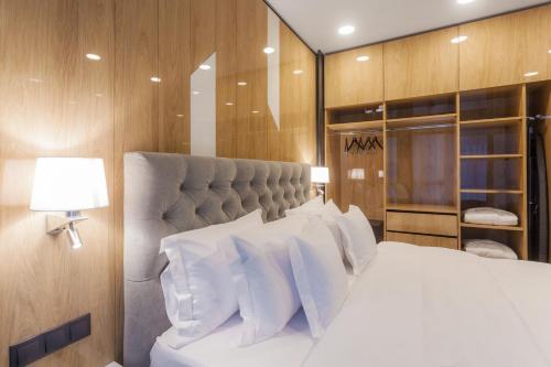克卢日-纳波卡Hotel Platinia的卧室配有带白色枕头的大床