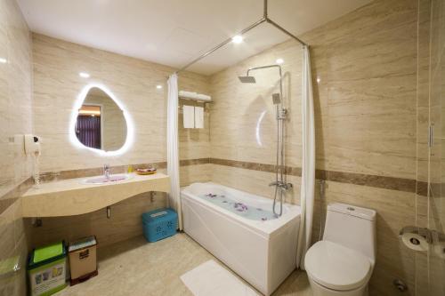 顺化柏勒酒店的带浴缸、卫生间和盥洗盆的浴室