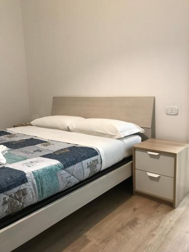 米兰米兰洛雷托精英酒店的一间卧室配有床和木制床头柜