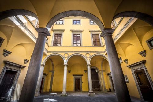 佛罗伦萨帕拉索雷蒂夫德波卡住宅酒店的庭院中带有柱子的建筑的拱廊