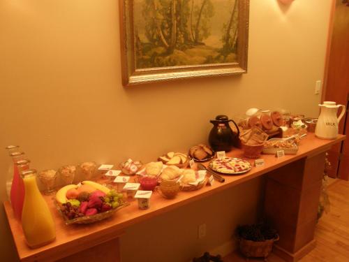 艾伯尼港雪松住宿加早餐旅馆的一张桌子上有很多种不同的食物