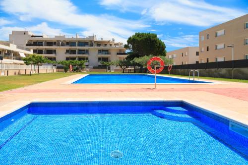 UHC Las Dunas Apartments内部或周边的泳池