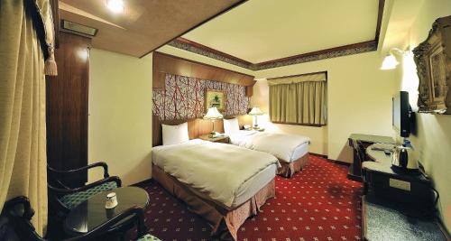 高雄凯罗艺术饭店 的酒店客房设有两张床和电视。