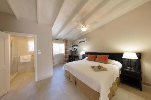 圣詹姆斯全季度假酒店的一间带大床的卧室和一间浴室